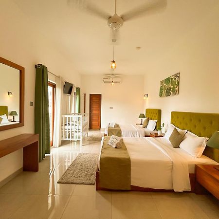J Leaf Hotel By Blue Bird Negombo Extérieur photo