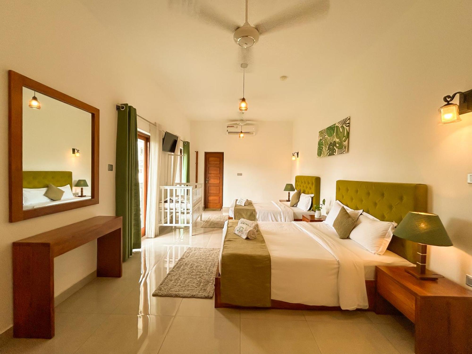 J Leaf Hotel By Blue Bird Negombo Extérieur photo