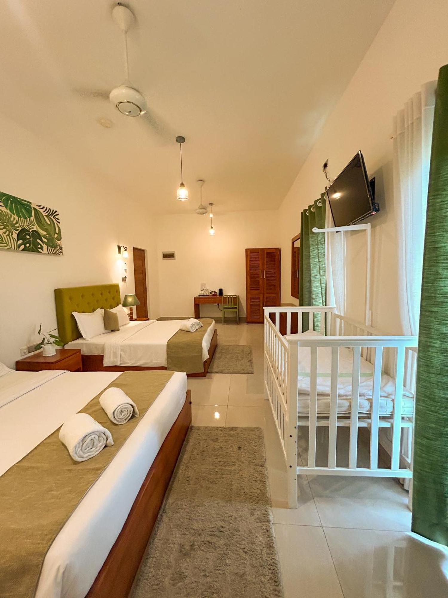 J Leaf Hotel By Blue Bird Negombo Extérieur photo